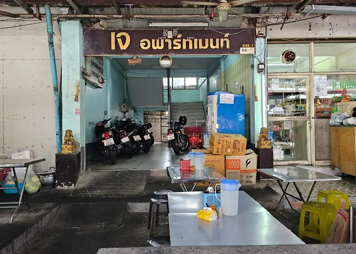 206hiddennest, Local With Street Food Only 15 Min Walk To Skytrain Apartment *